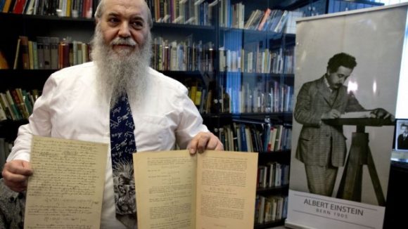 El Dr. Roni Gross mostrando la página original junto a la edición del artículo. Fuente: The Time of Israel.